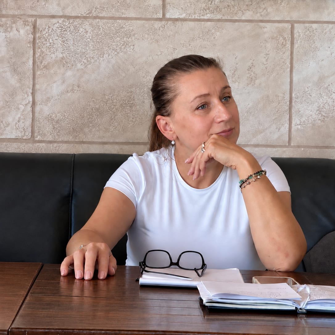 Jana Klimešová pozorně naslouchá